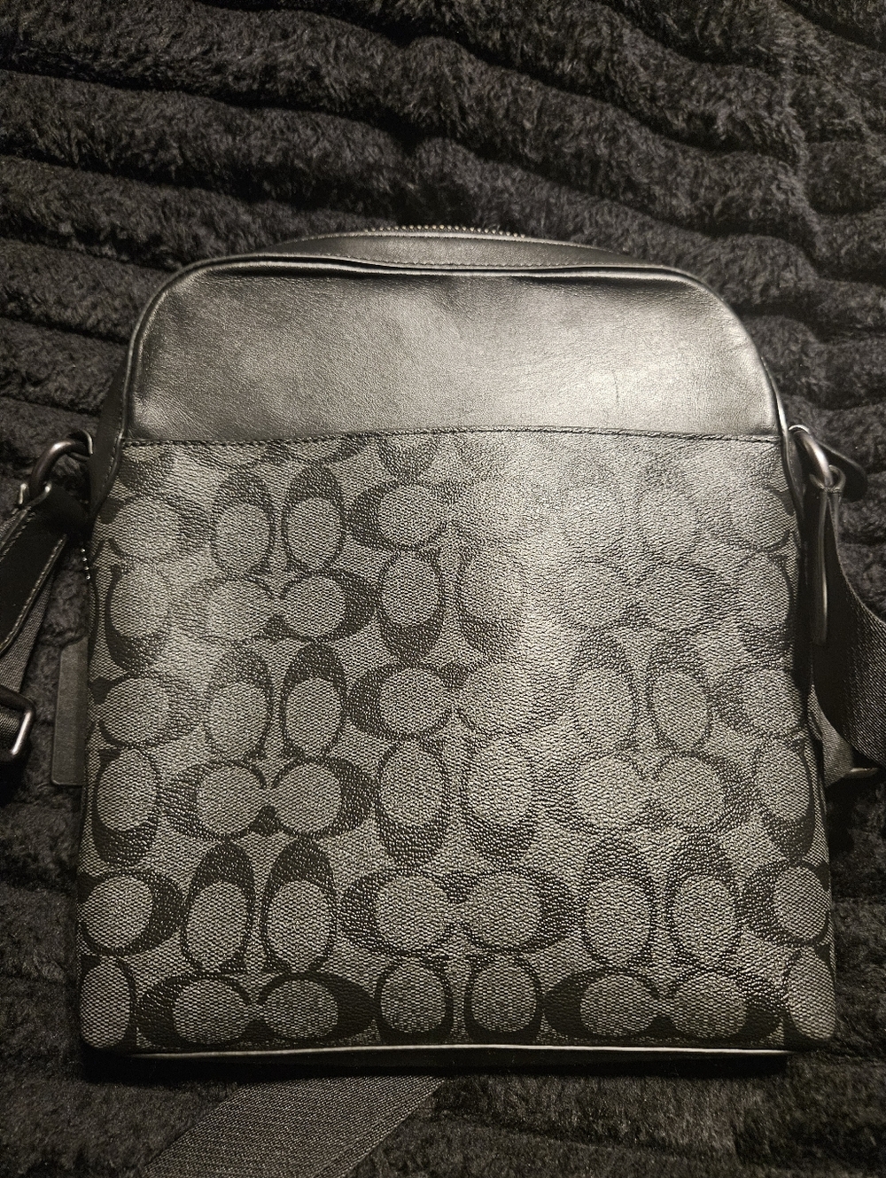Coach Men’s Gray/Black Signature Messenger Bag - Picture 8 of 11